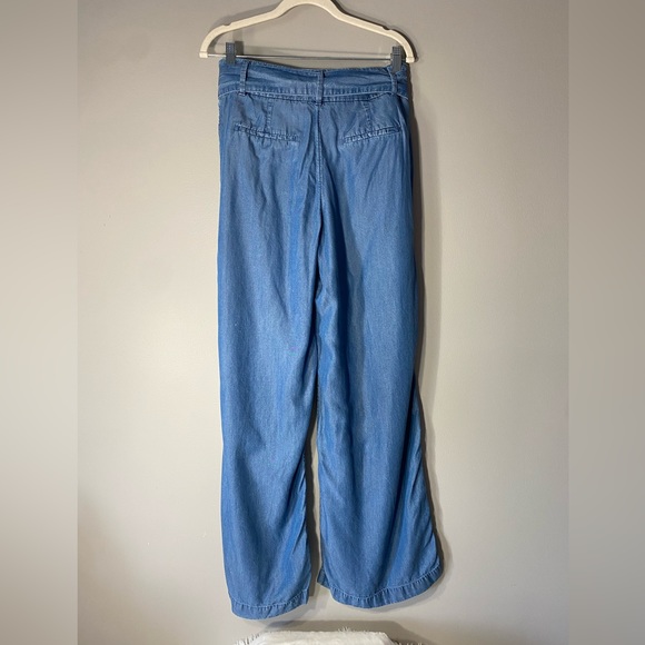 Ann Taylor Boho Wide Leg Jeans Pants
Size 2
Pockets front and back - Picture 3 of 6